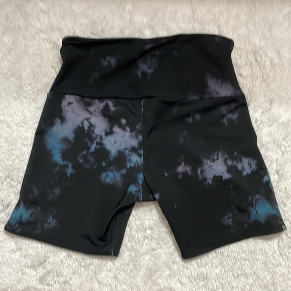 EUC worn twice! Onzie sz medium large tie dye black blue purple exercise shorts - Picture 5 of 5